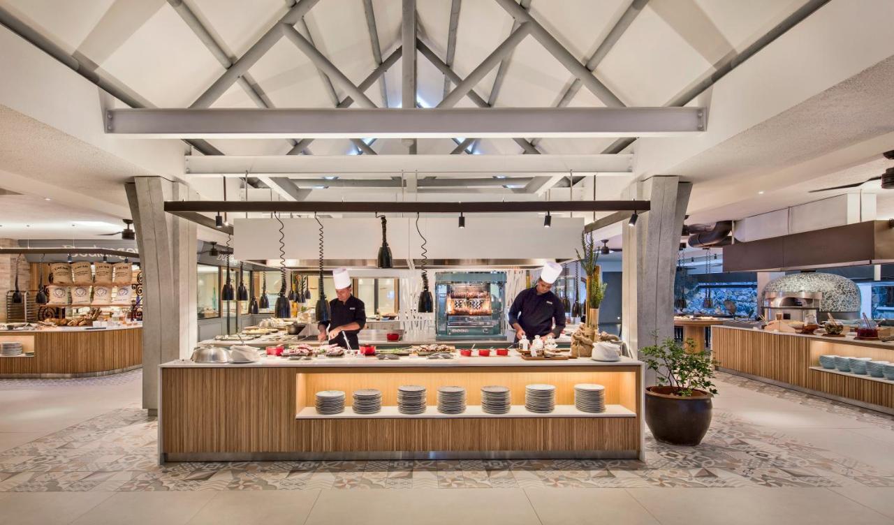 Constance Belle Mare Plage Bagian luar foto The buffet at the airport