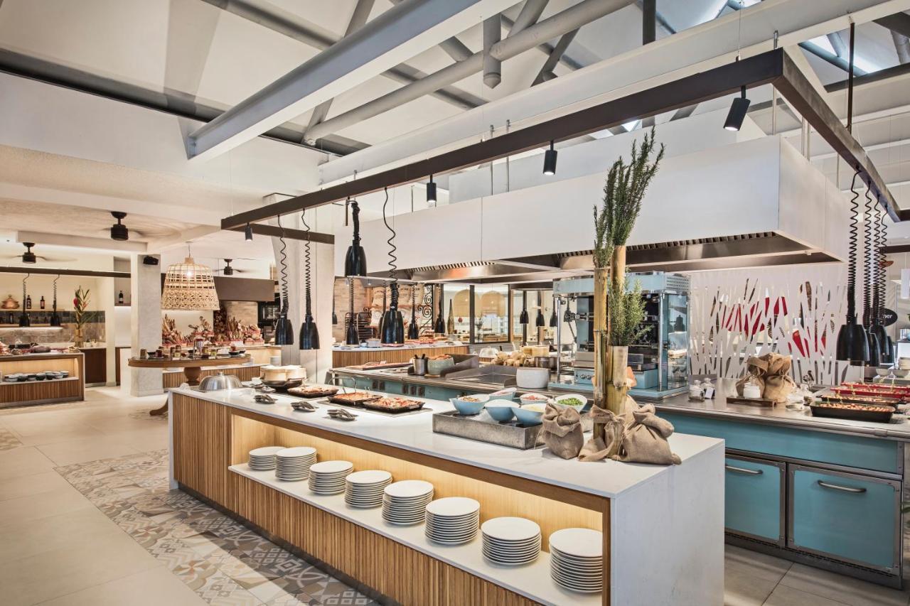 Constance Belle Mare Plage Bagian luar foto The buffet at the hotel