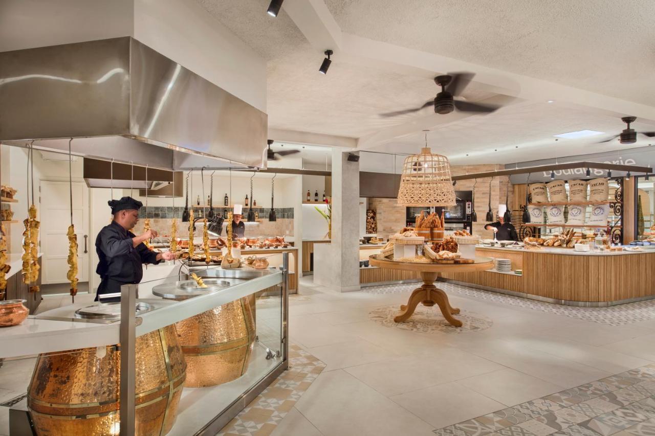 Constance Belle Mare Plage Bagian luar foto The buffet at the hotel