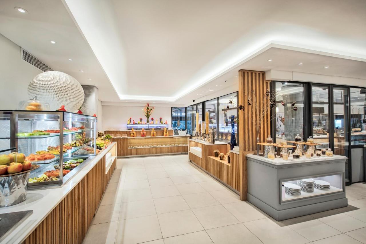 Constance Belle Mare Plage Bagian luar foto The buffet at the hotel