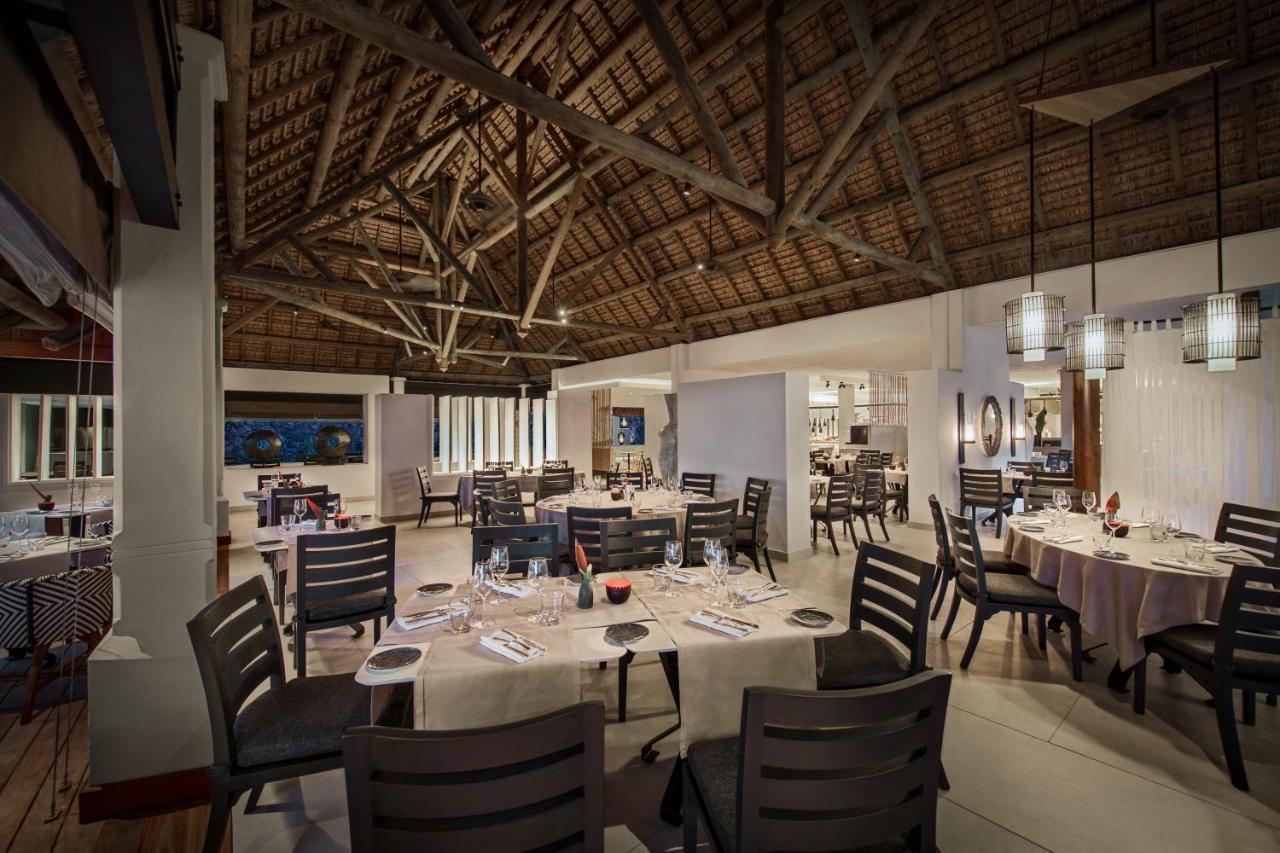 Constance Belle Mare Plage Bagian luar foto The restaurant at the resort