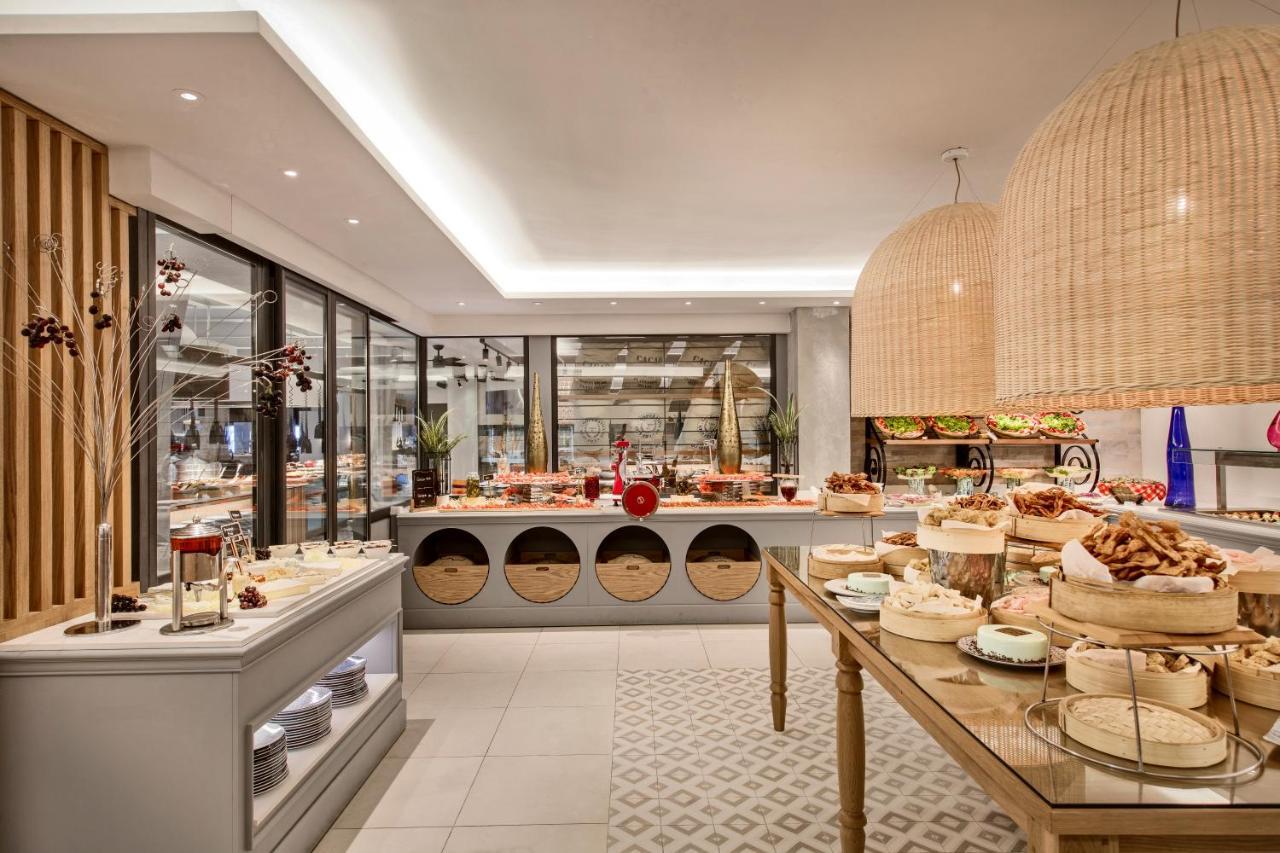 Constance Belle Mare Plage Bagian luar foto The buffet at the hotel