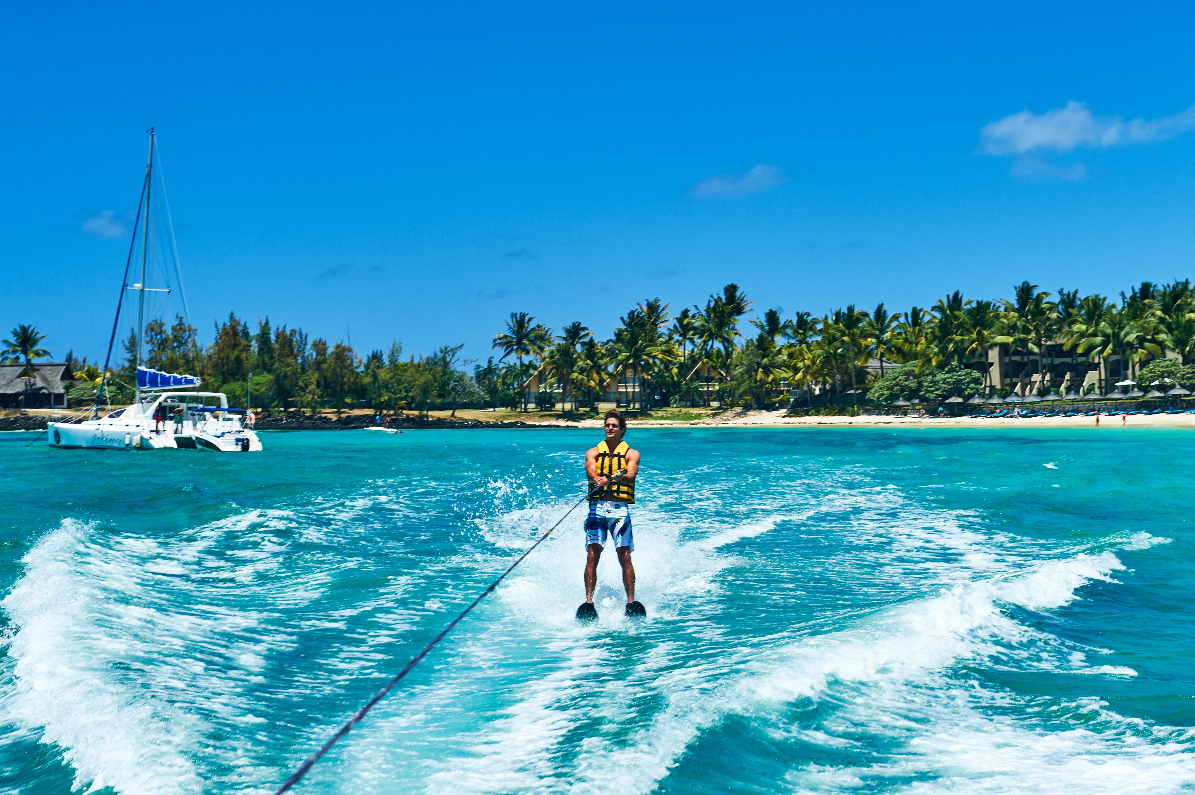 Constance Belle Mare Plage Bagian luar foto A man waterskiing in Bermuda