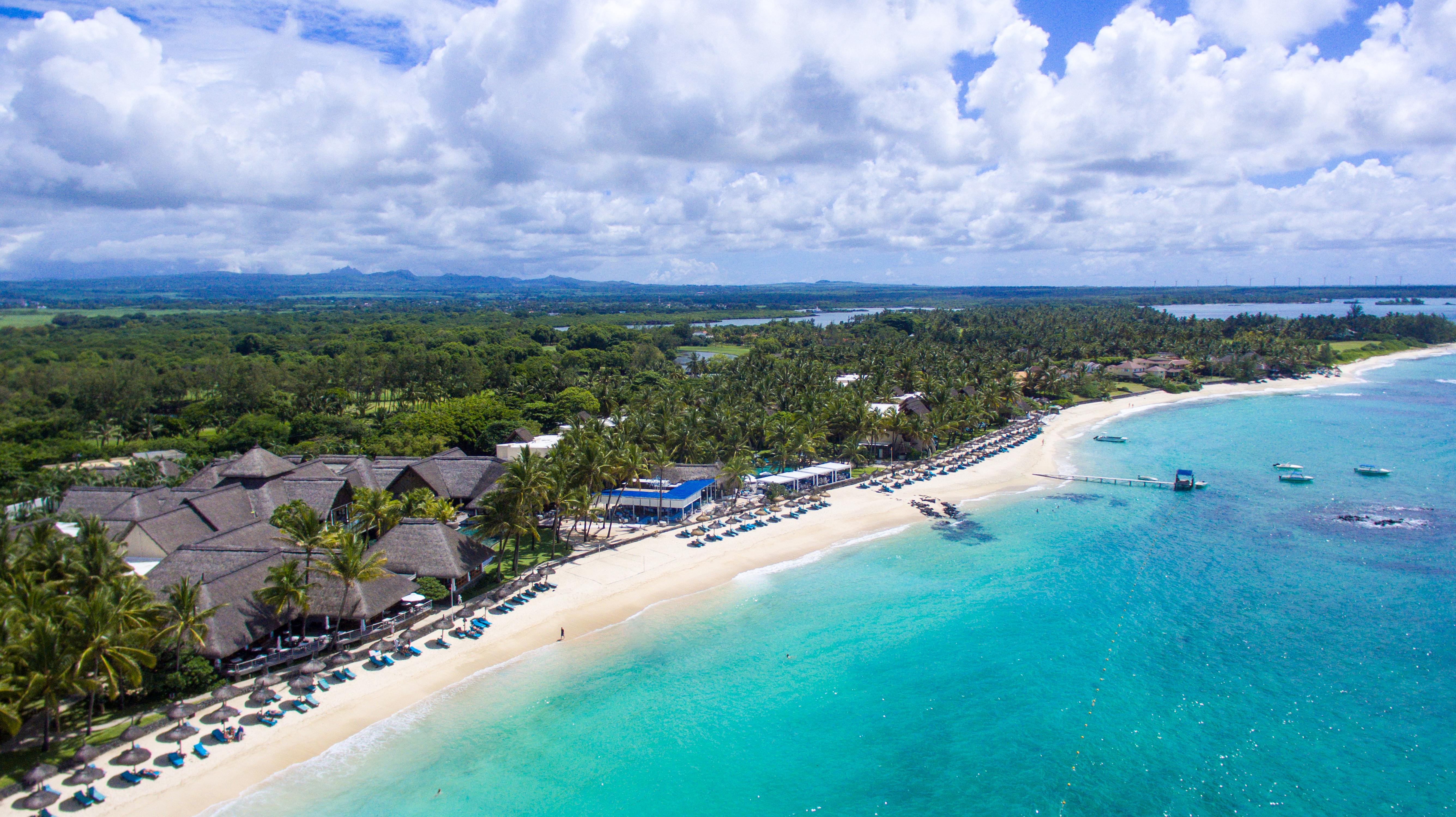 Constance Belle Mare Plage Bagian luar foto Aerial view of the resort
