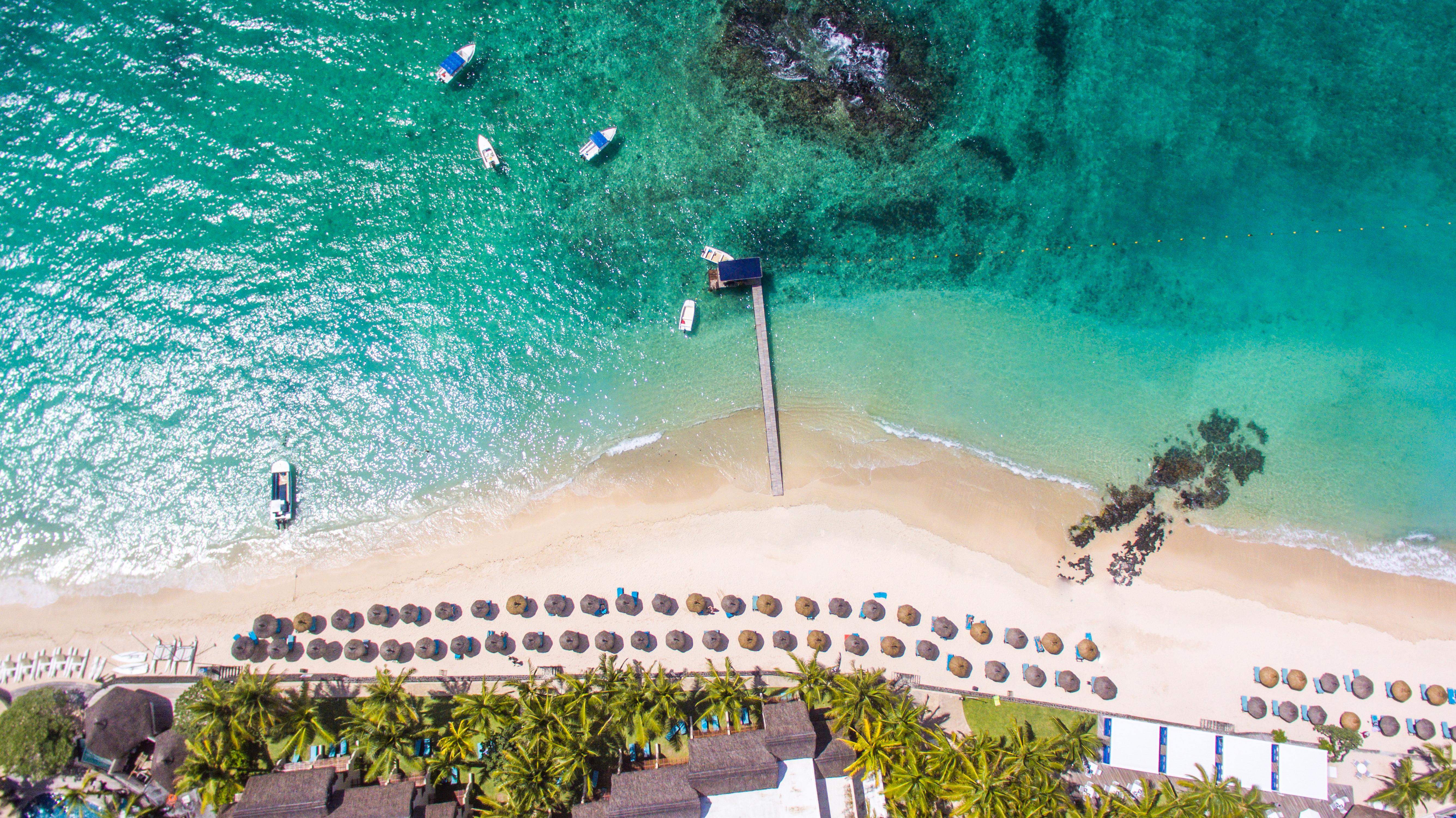 Constance Belle Mare Plage Bagian luar foto Aerial view of the beach at the resort