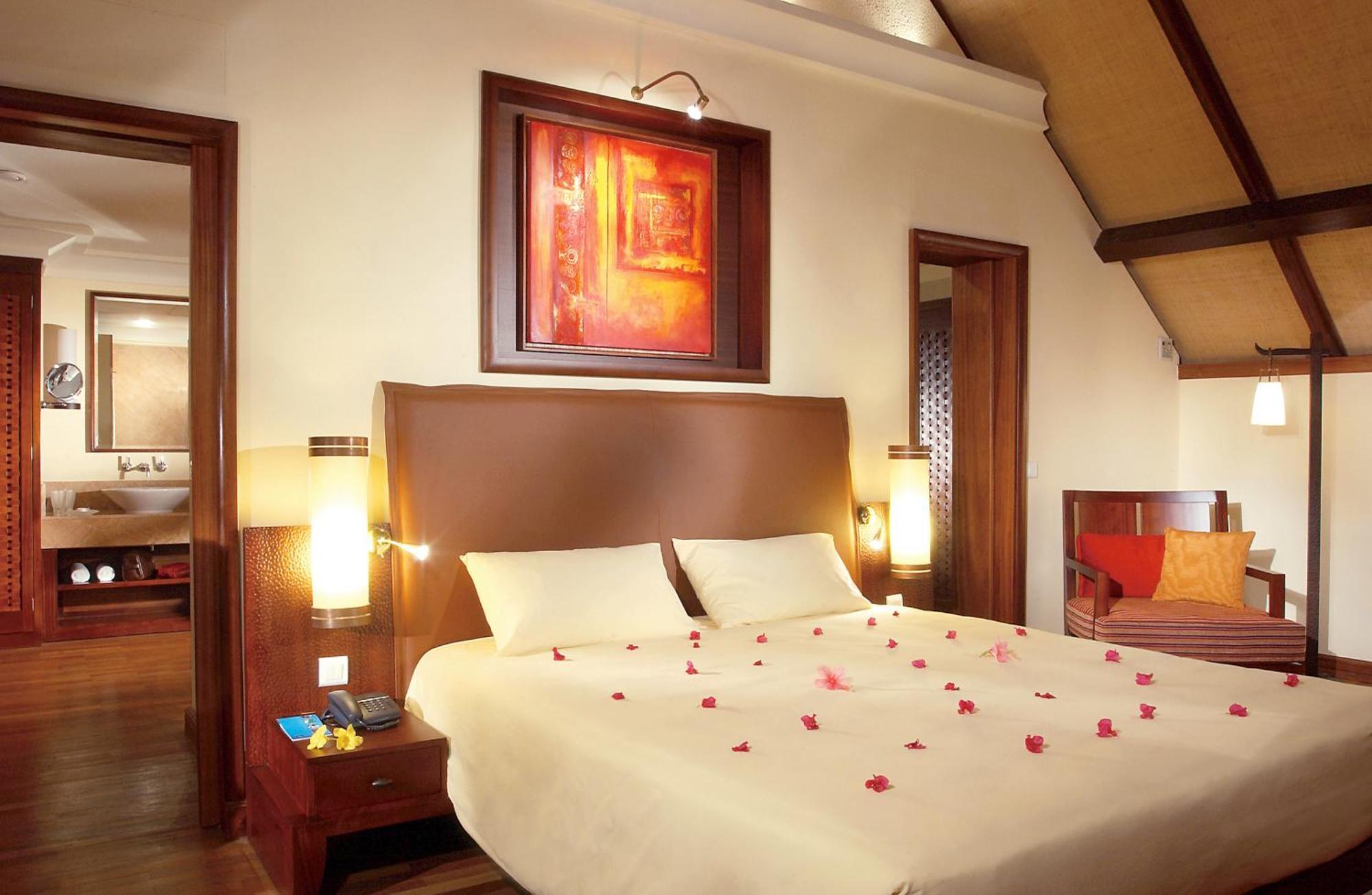 Constance Belle Mare Plage Ruang foto A bedroom at the resort