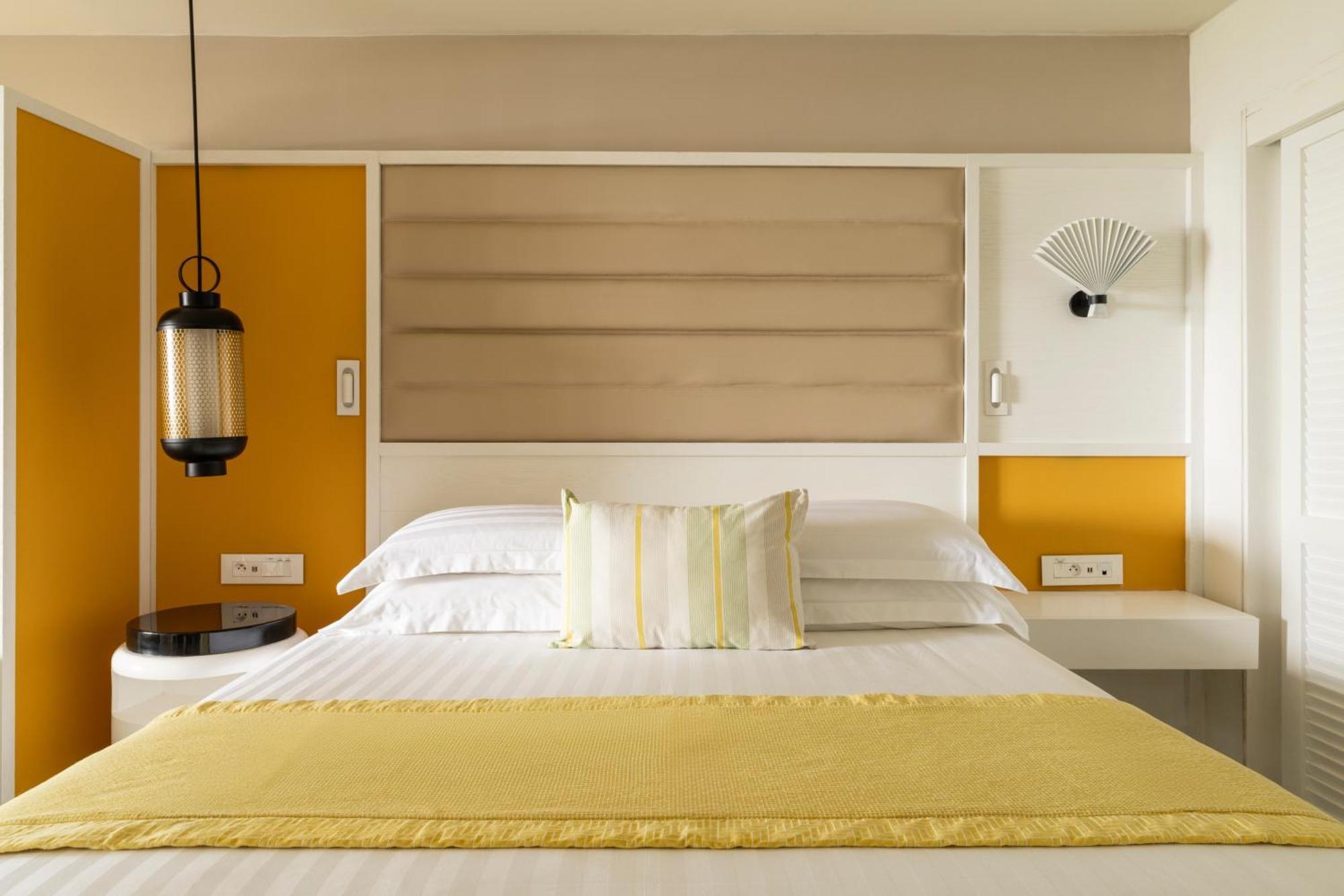 Constance Belle Mare Plage Bagian luar foto A bedroom at the Taj Bengal