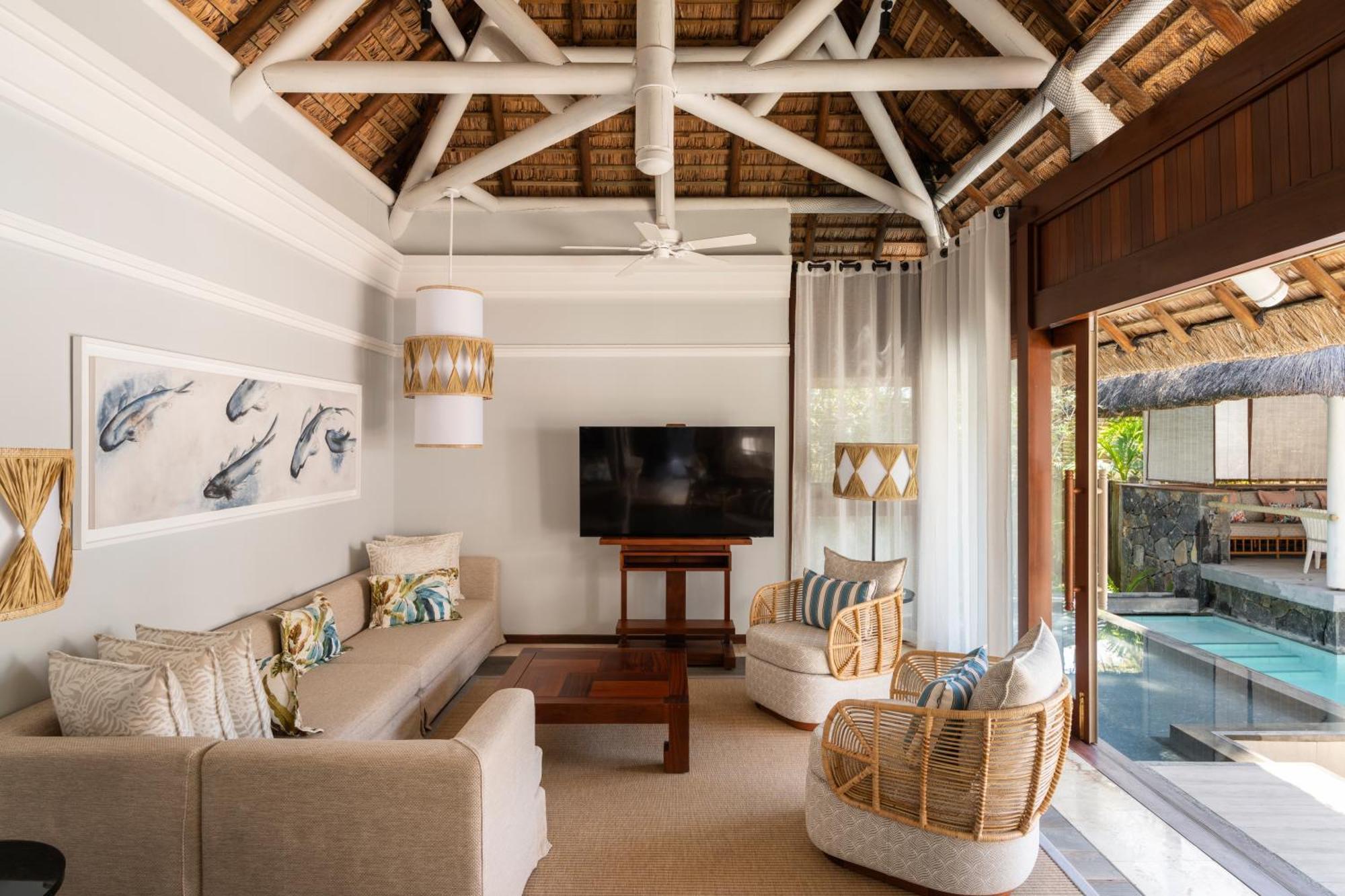 Constance Belle Mare Plage Bagian luar foto Living room of a Beachfront Pool Villa